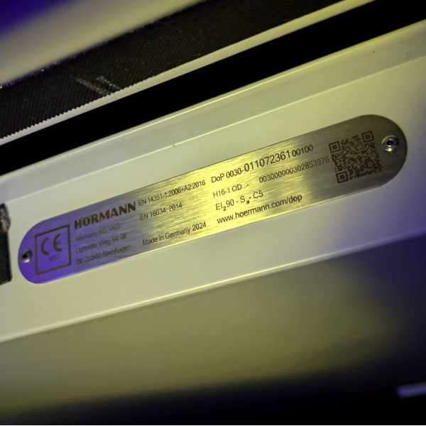 Neuere Plakette einer H&ouml;rmann Stahlt&uuml;r 