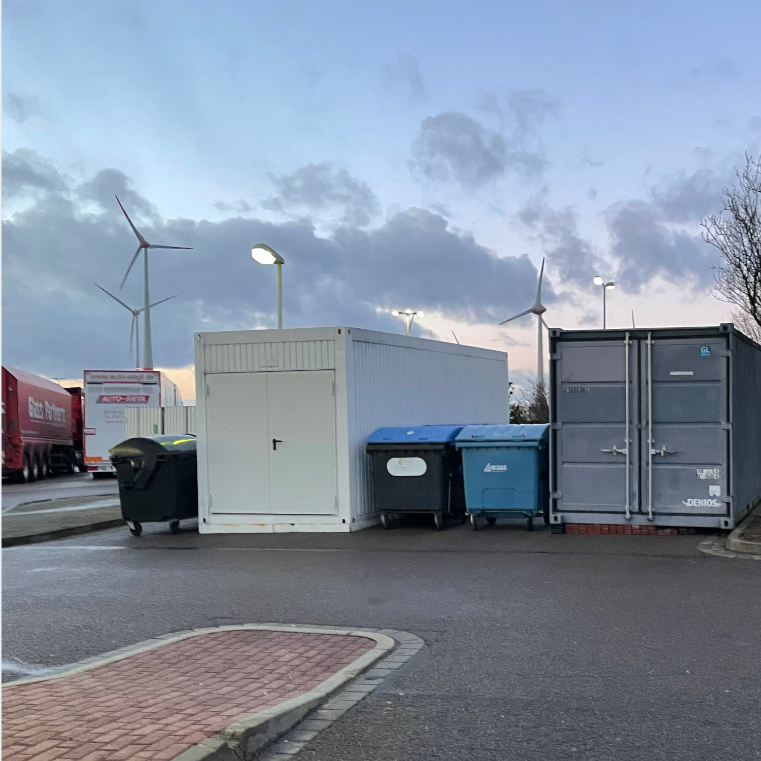 Doppeltür im Container 