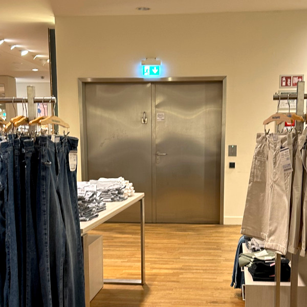 Edelstahltür zum Aufzug 