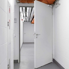 Einflügelige T30 Rauchschutztür mit Brandschutz H3-1 OD von Hörmann, als Fluchttür mit verschiedenen Panikfunktionen