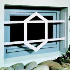Restbestand: Sicherheitsgitter für Kellerfenster Modell Elegant mit eingebauter Rollstange als Durchsägeschutz, weiß, schwarz, verzinkt
